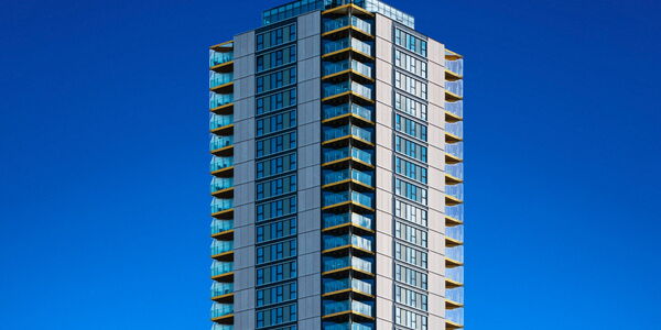 Wolkenkratzer vor tiefblauem Himmel